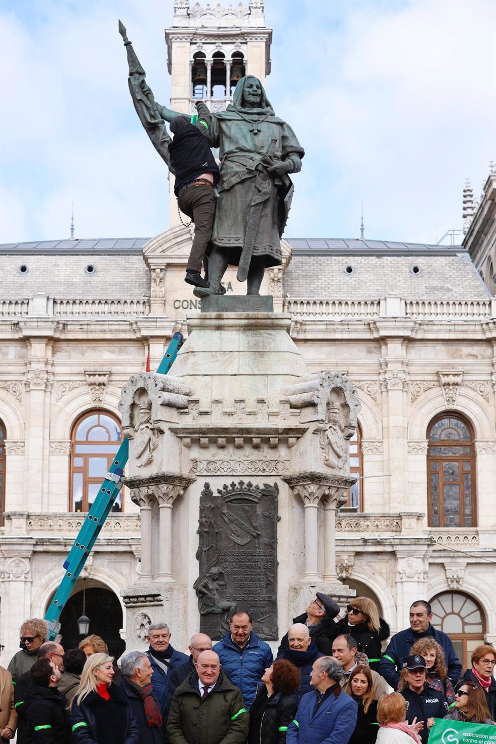 Colocación del brazalete verde de la lucha contra el cáncer en la estatua del Conde Ansúrez en Valladolid.
