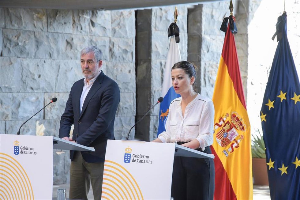 Archivo - El presidente de Canarias, Fernando Clavijo, y la ministra de Juventud e Infancia, Sira Rego, en rueda de prensa conjunta para explicar la situación de los menores migrantes no acompañados