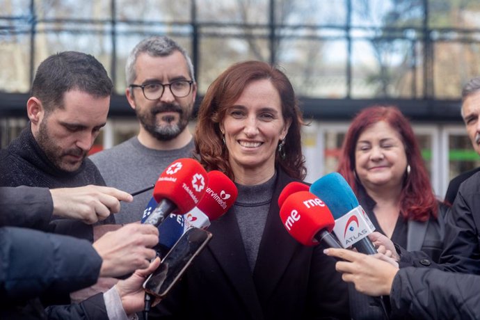 La ministra de Sanidad, Mónica García (c), y el secretario de Estado de Sanidad, Javier Padilla (2i), atienden a los medios de comunicación antes del comienzo de las pruebas de acceso, en el Ministerio de Sanidad, a 25 de enero de 2025, en Madrid (España)