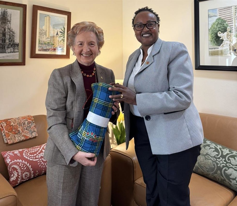 Roigé y Ole-Sein durante la visita institucional de la representante de Kenia a la Cámara de Tarragona