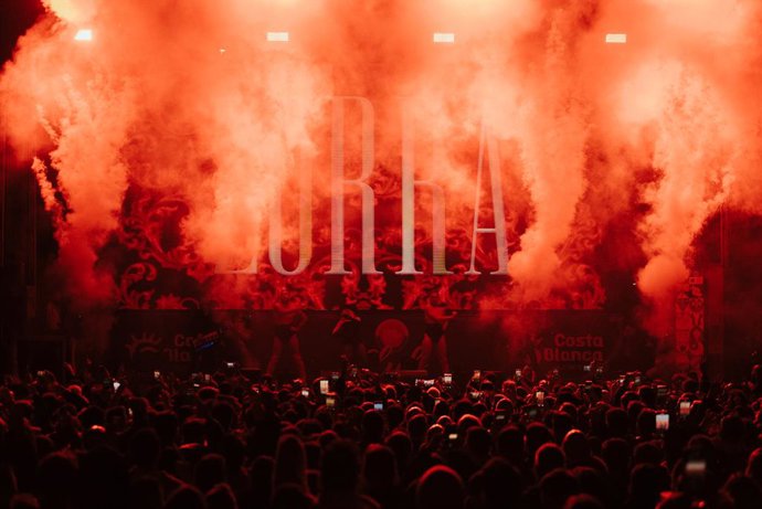 El grup Nebulossa actua durant el concert Euroclub, en l'auditori Julio Iglesias, a 31 de gener de 2025, a Benidorm, Alacant, Comunitat Valenciana (Espanya).