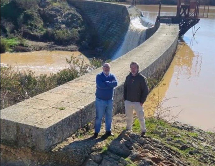 Hernández (izda.) en su visita al Alto Guadiato.