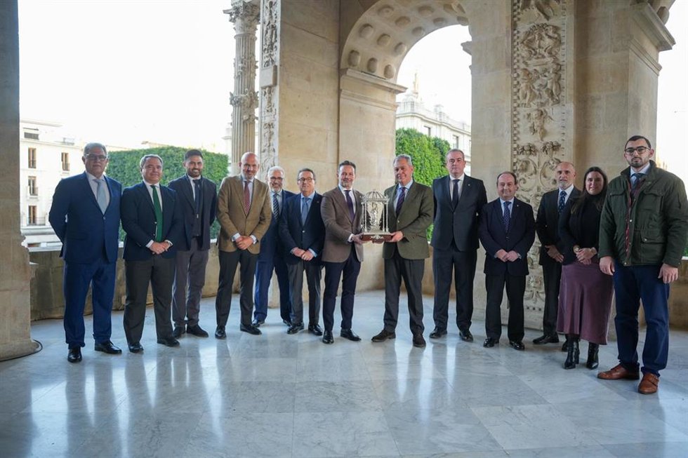 Recibimiento en el Ayuntamiento de Sevilla a la junta de gobierno de la Hermandad de la Hiniesta