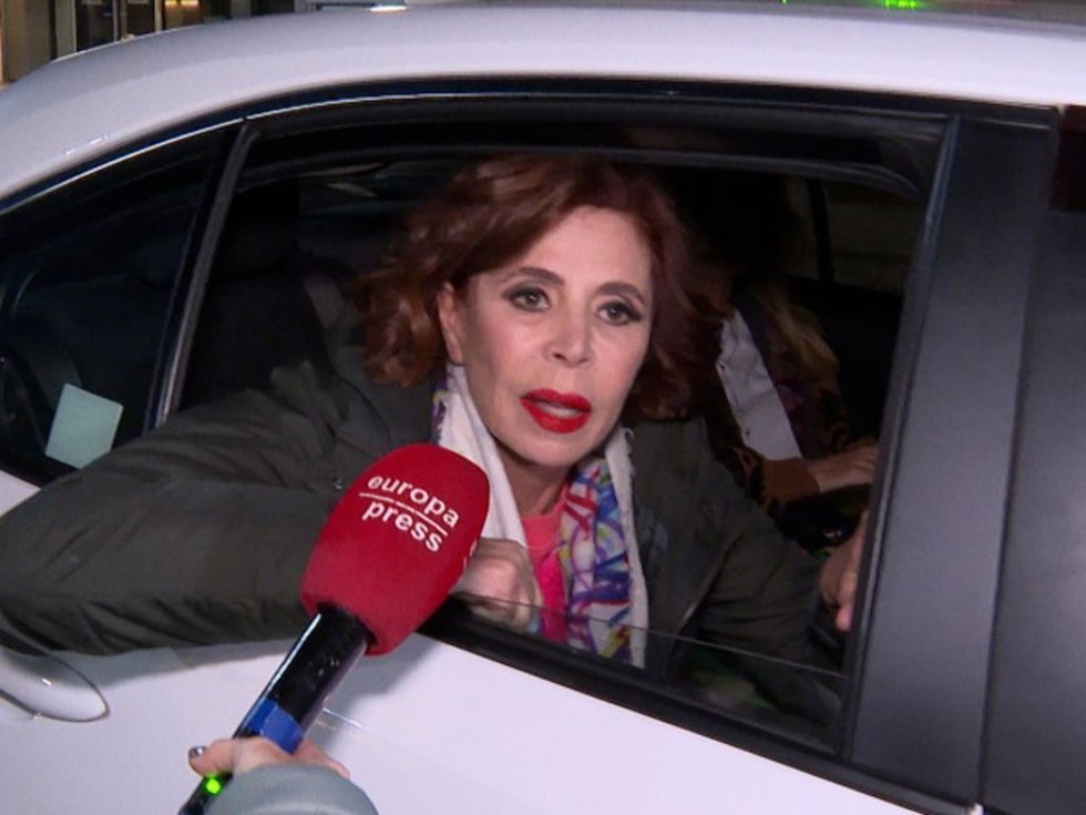 Agatha Ruíz de la Prada sale de los estudios de televisión tras su primer día como colaboradora de 'TardeAr'
