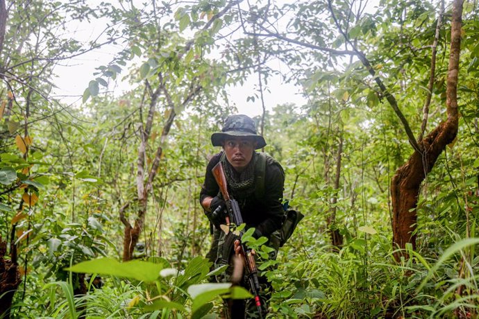 Archivo - July 6, 2022, Karenni State, Myanmar: A Karenni National Defense Force (KNDF) soldier moves through the dense jungle foliage during the armed conflict with the Burmese Army Tatmadaw. The Karenni Nationalities Defense Force  is an armed insurgent