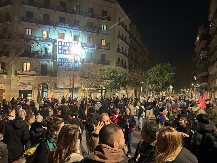 Veïns de la Casa Orsola de Barcelona celebren l'ajornament del desnonament d'un inquilí