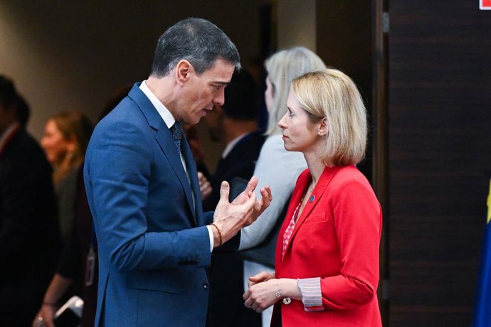 HANDOUT - 03 February 2025, Belgium, Brussels: Spanish Prime Minister Pedro Sanchez and EU foreign affairs chief Kaja Kallas converse as they arrive to a meeting of European Union leaders. NATO Secretary General Mark Rutte and British Prime Minister Keir 