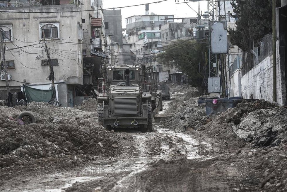 Las excavadoras militares israelíes destruyen la infraestructura en el campamento de refugiados de Tulkarem, en Cisjordania.
