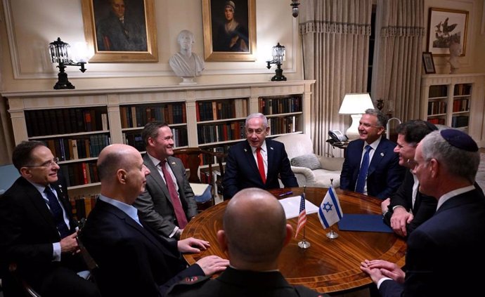 El primer ministro israelí, Benjamin Netanyahu, en el centro, reunido con representantes de la Casa Blanca