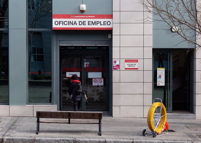 Una dona entra a una Oficina d'Ocupació