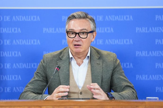 El portavoz del Grupo Parlamentario Vox, Manuel Gavira, durante la ronda de ruedas de prensa de portavoces de los grupos parlamentarios en el Parlamento de Andalucía, a 29 de enero de 2025 en Sevilla (Andalucía, España). Los portavoces de los grupos parla