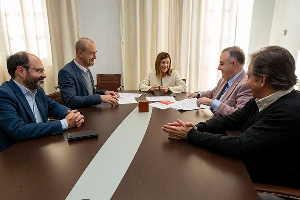 Momento de la firma del convenio, con la presencia de la presidenta, María José Sáenz de Buruaga