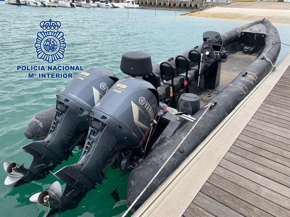 Archivo - Imagen de una narcolancha intervenida en el río Guadalquivir