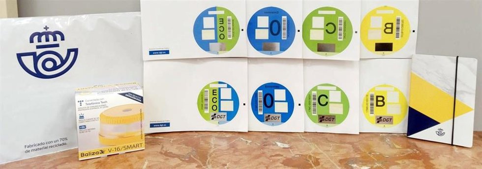 Las 418 oficinas y los más de 700 servicios rurales de Correos en Andalucía han emitido durante todo el año 2024 un total de 154.998 distintivos ambientales de la Dirección General de Tráfico que clasifican los vehículos según su eficiencia energética.