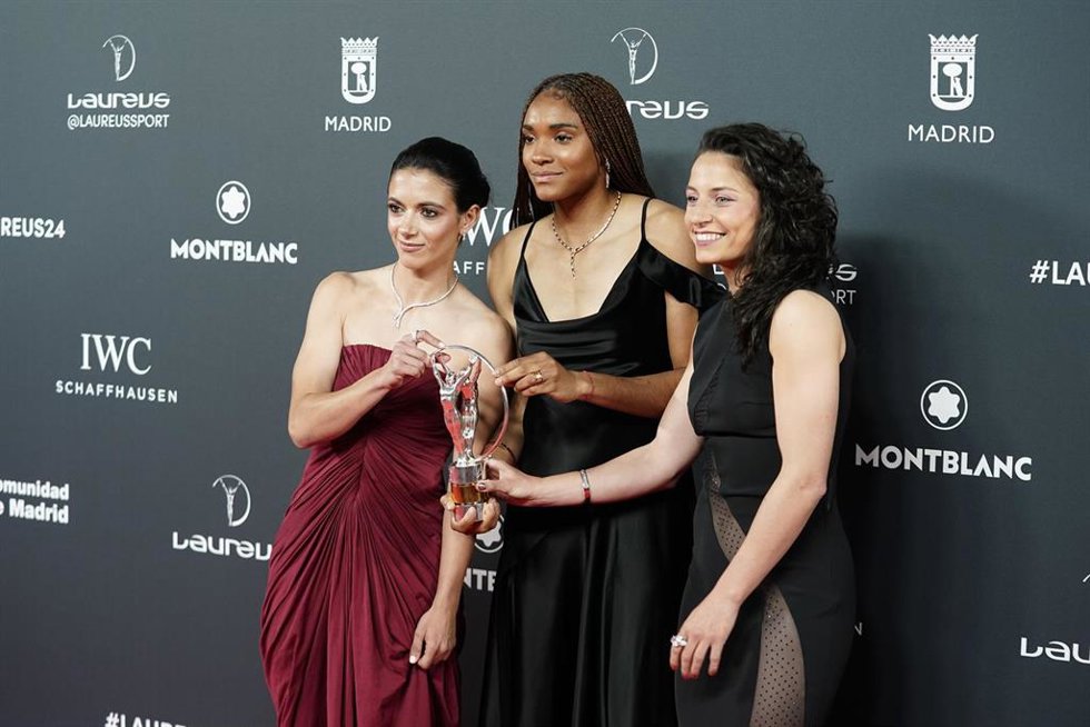 Archivo - Las futbolistas Aitana Bonmatí (i), Salma Paralluelo (c) e Ivana Andrés (d), en nombre de la selección española femenina de fútbol, tras recibir el Laureus al 'Equipo del Año' de 2023