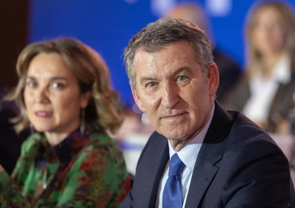 El presidente del Partido Popular, Alberto Núñez Feijóo, junto a la secretaria general del PP, Cuca Gamarra, durante la Junta Directiva Nacional del Partido Popular, en el Hotel Eurostar Madrid Tower, a 3 de febrero de 2025, en Madrid (España).