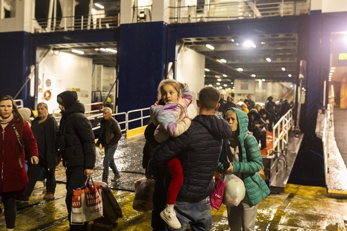 04 February 2025, Greece, Piraeus: People disembark from a ferry at the port of Piraeus near Athens, after leaving the Greek island of Santorini. The popular Greek holiday island of Santorini has been shaken by a series of earthquakes in recent days, prom