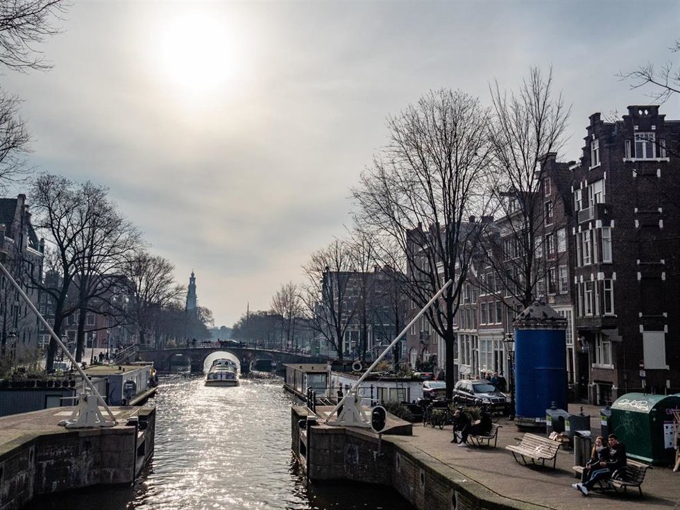 Archivo - Vista general de un canal en la ciudad de Ámsterdam, Países Bajos