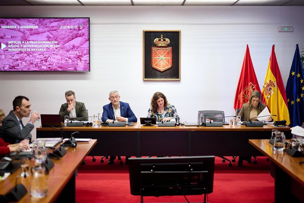 Luis Campos y el vicepresidente Félix Taberna en la Comisión de Presidencia e Igualdad del Parlamento de Navarra