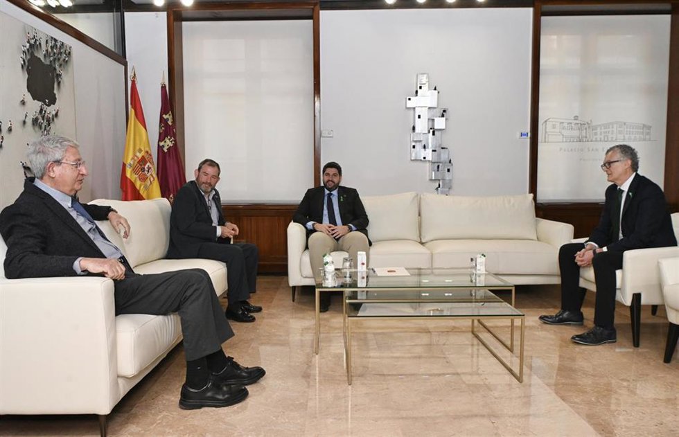 El presidente del Ejecutivo regional, Fernando López Miras, recibe al nuevo presidente de la Asociación Española contra el Cáncer (Aecc) en la Región de Murcia, Eduardo González Martínez-Lacuesta