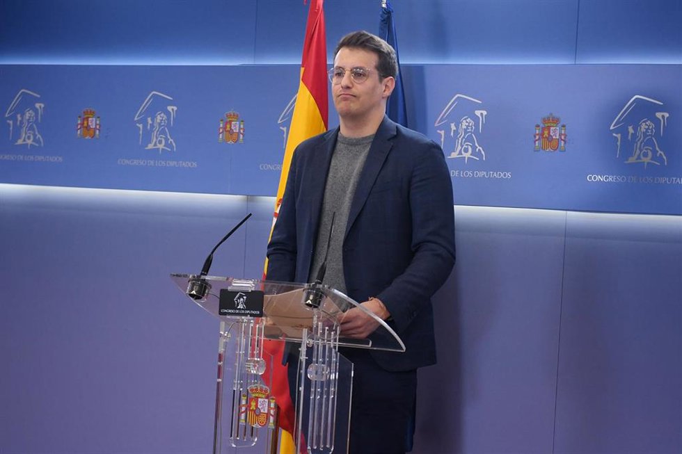 El diputado de Sumar Jorge Pueyo durante una rueda de prensa anterior a la Junta de Portavoces, en el Congreso de los Diputados, a 4 de febrero de 2025, en Madrid (España).