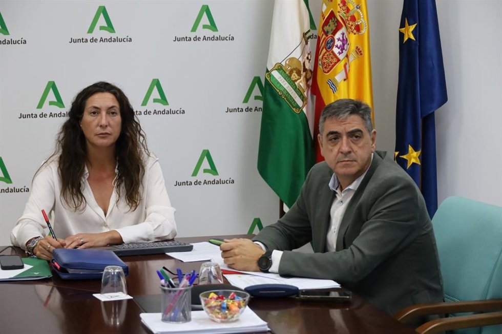 Archivo - La consejera de Inclusión Social, Juventud, Familias e Igualdad, Loles López, con el director general de Políticas Migratorias, Jesús Toronjo, en una imagen de archivo.
