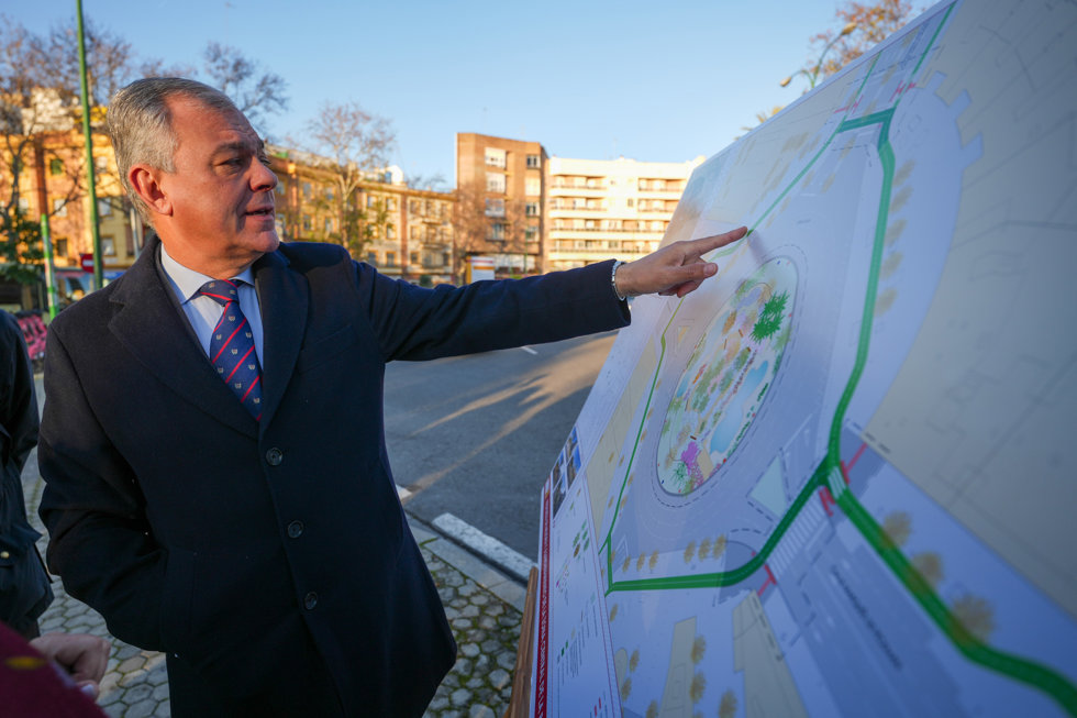 El alcalde de Sevilla, junto al proyecto de remodelación de la Gran Plaza