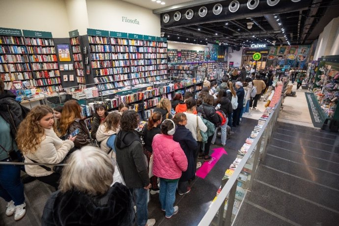 Publicació d''Ales d'ònix' de Rebecca Yarros en una llibreria