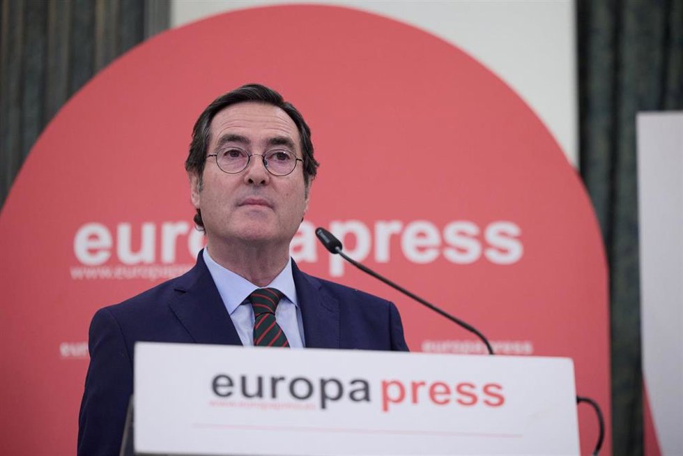 El presidente de la CEOE, Antonio Garamendi, interviene durante un Encuentro Informativo de Europa Press en el Hotel InterContinental Madrid, a 4 de febrero de 2025, en Madrid (España)