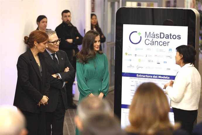 Imagen de la ministra de Sanidad, Mónica García, el presidente de la AECC, Ramón Reyes, y la reina Letizia durante el acto institucional.