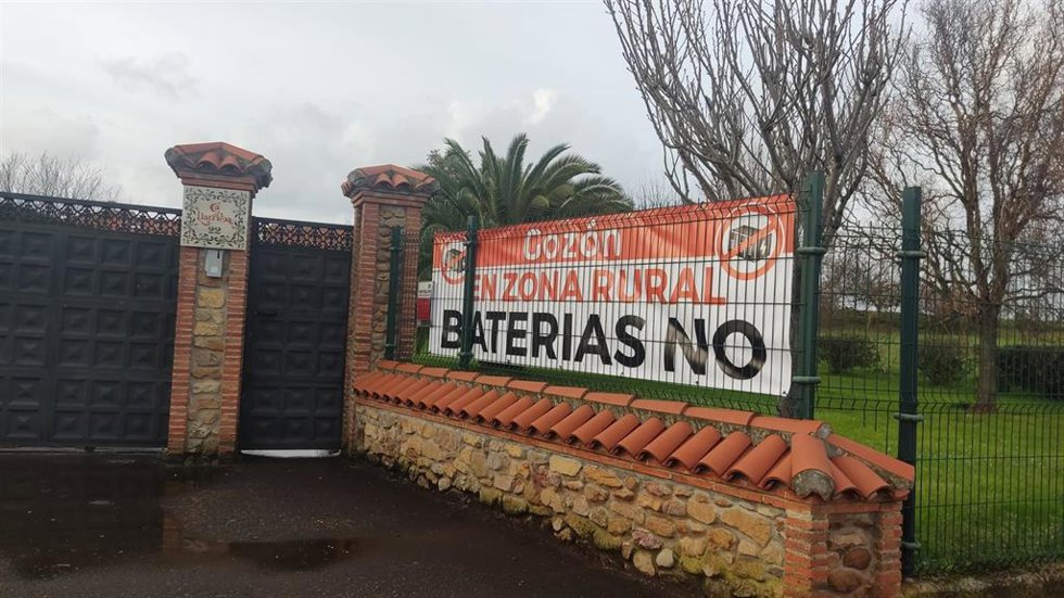 Pancartas en contra de los parques de baterías en la zona rural, instaladas en Gozón.