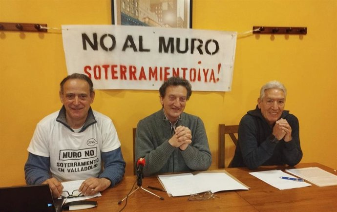Plataforma por el Soterramiento critica una estación de 300 millones cuyo sobrecoste permitiría enterrar 3 km de vía. En la foto, de izquierda a derecha, Cecilio Vadillo, José Luis Lara y Alfonso Peña.