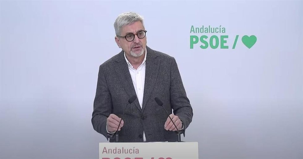 El portavoz adjunto del PSOE-A, Josele Aguilar, en rueda de prensa en la sede del partido en Sevilla.