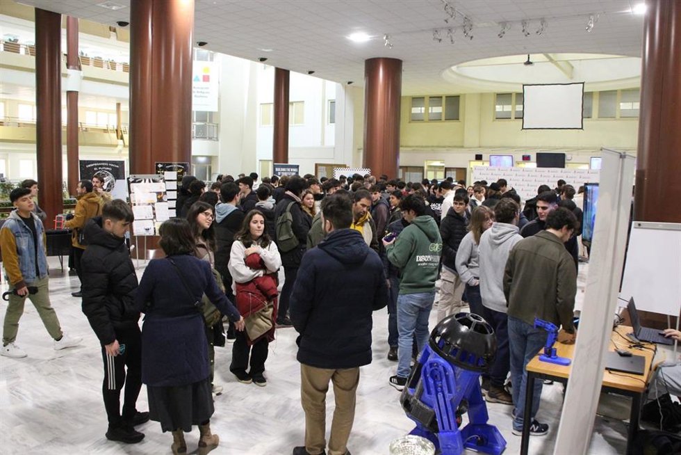 Jóvenes de 70 centros de Sevilla y provincia visitan la ETSI en sus jornadas preuniversitarias.