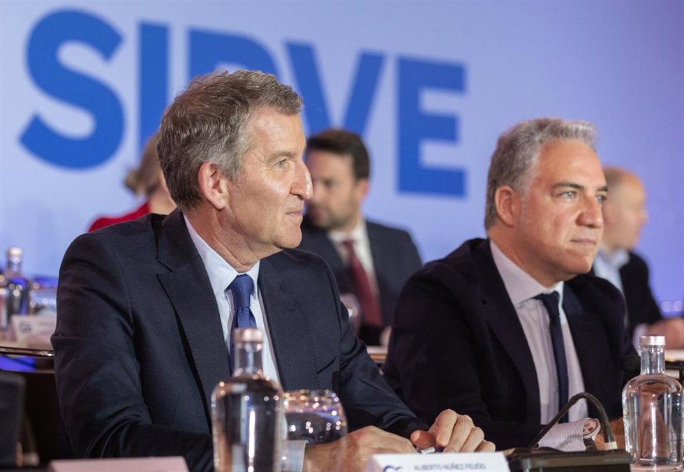 El presidente del PP, Alberto Núñez Feijóo, junto al vicesecretario de Coordinación Autonómica, Local y Análisis Electoral del PP, Elías Bendodo, durante la Junta Directiva Nacional del Partido Popular, a 3 de febrero de 2025, en Madrid (España). 