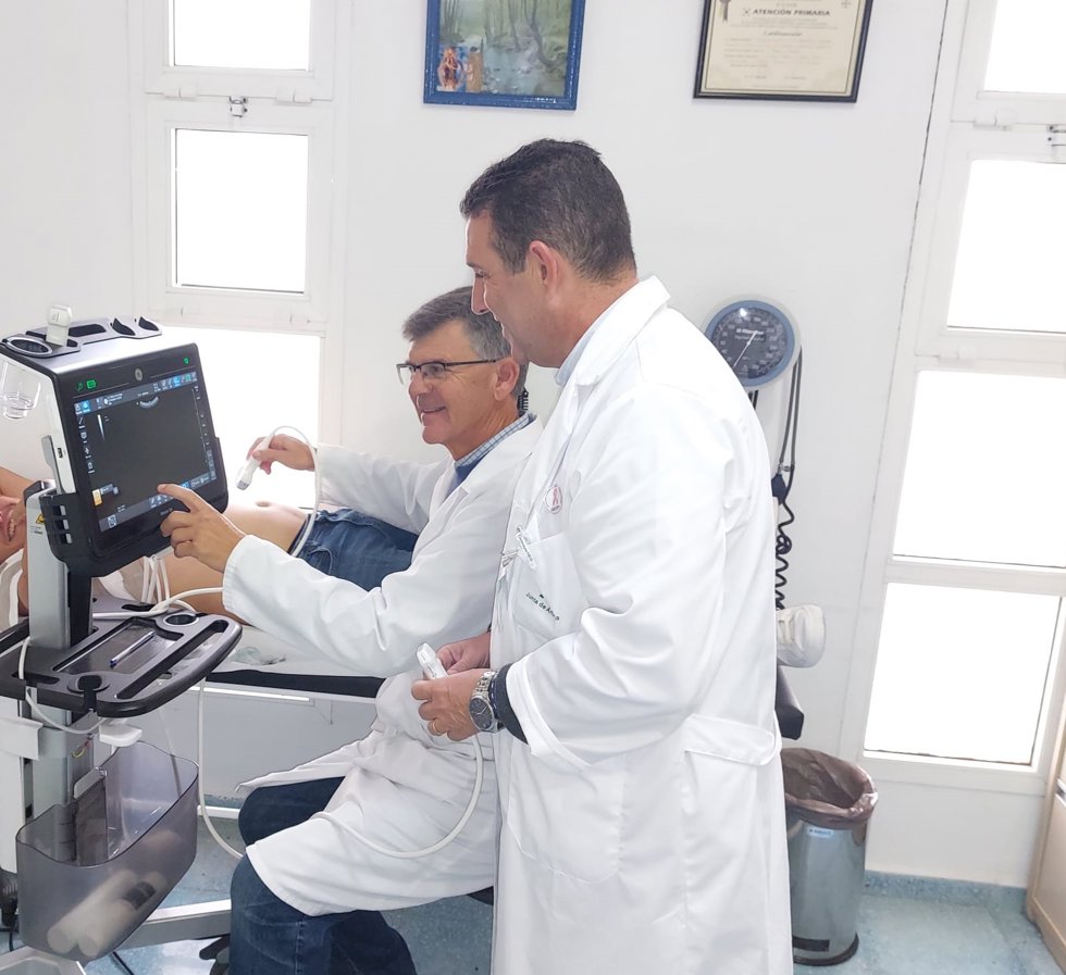 Archivo - Profesionales sanitarios manejando un ecógrafo.