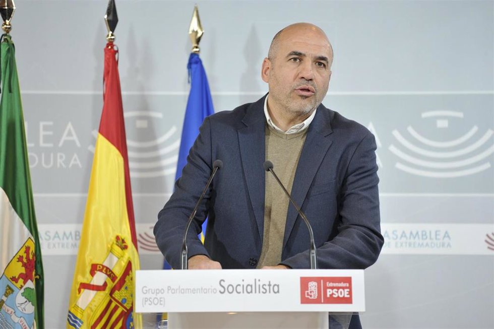 El portavoz de Empleo del Grupo Socialista en la Asamblea, Juan Ramón Ferreira, en la rueda de prensa de valoración del paro.
