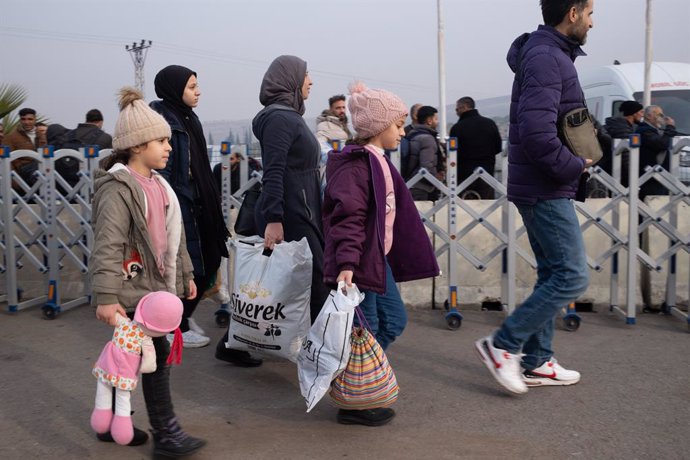 Archivo - 11 December 2024, Turkey, Hatay: Syrian refugees marching to the Syrian border crossing. Islamist-led opposition forces announced that they had captured the Syrian capital Damascus, allowed President Bashar al-Assad to flee and ended fifty years