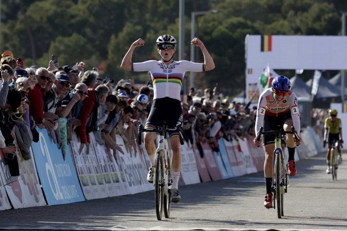 UCI Elite Cyclo-Cross World Cup 2025 - Cyclocross Benidorm Elite and Under23 Women - 19/01/2025 - Fem Van Empel (NED - Team Visma - Lease a Bike) Lucinda Brand (NED - WCL Baloise Glowi Lions) - photo Luis Angel Gomez/SprintCyclingAgency2025
