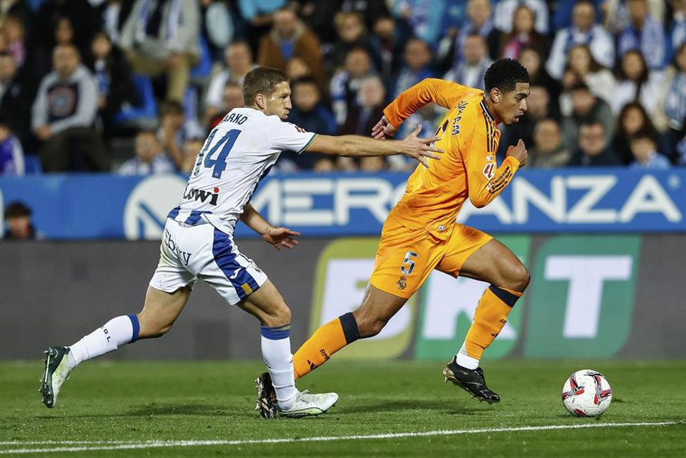 Archivo - Darko Brasanac persigue a Jude Bellingham durante el Leganés-Real Madrid de LaLiga EA Sports 24-25