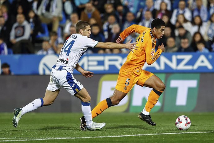 Archivo - Darko Brasanac of CD Leganes and Jude Bellingham of Real Madrid in action during the Spanish League, LaLiga EA Sports, football match played between CD Leganes and Real Madrid CF at Butarque stadium on November 24, 2024, in Leganes, Madrid, Spai