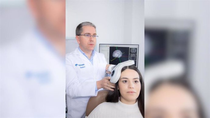 Una paciente se somete a un tratamiento de estimulación cerebral no invasiva, en una imagen de archivo.