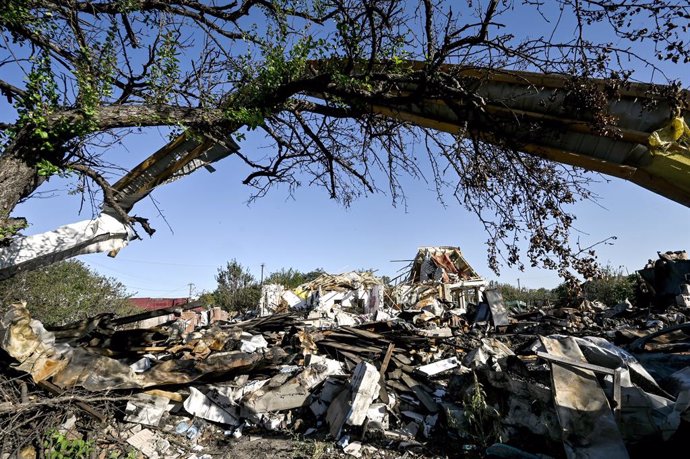 Archivo - September 26, 2024, Kharkiv Region, Ukraine: KHARKIV REGION, UKRAINE - SEPTEMBER 24, 2024 - A house destroyed as a result of Russian shelling of Borova, Izium district, Kharkiv region, eastern Ukraine