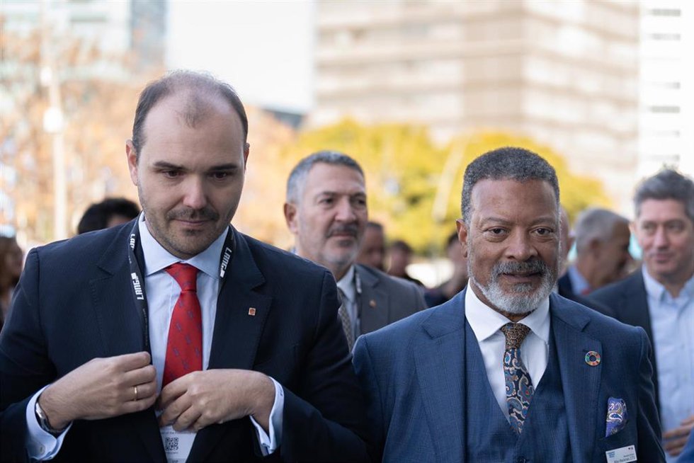 El conseller de Presidencia de la Generalitat, Albert Dalmau, junto al director general del Integrated Systems Europe (ISE), Mike Blackman