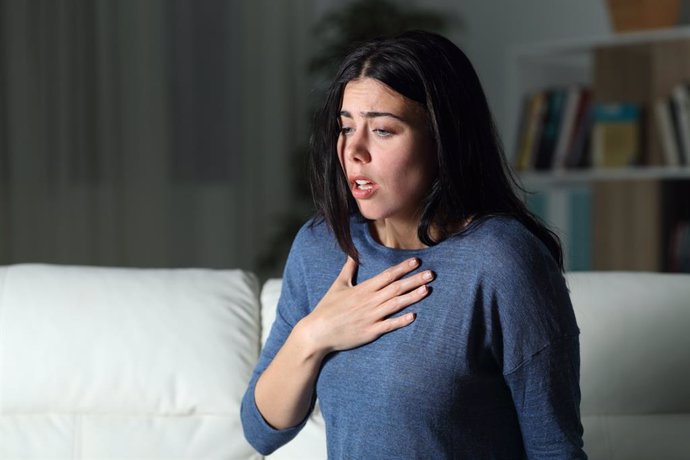 Archivo - Mujer sufriendo un ataque de pánico.