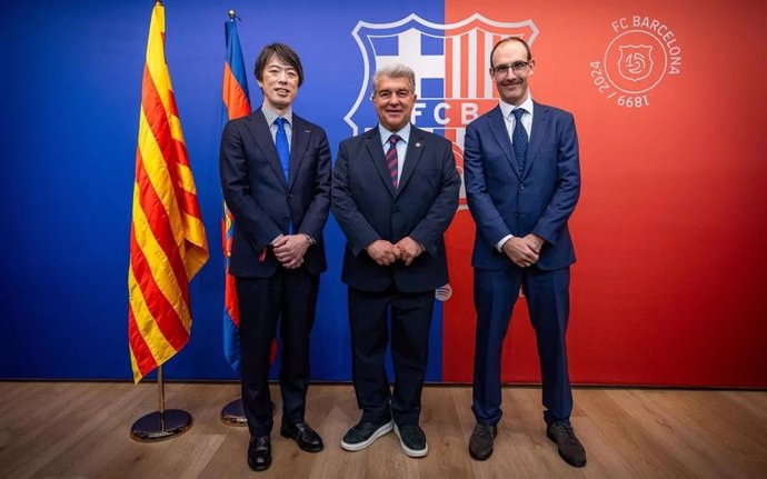 El president del FC Barcelona, Joan Laporta, amb dos representants de Panasonic