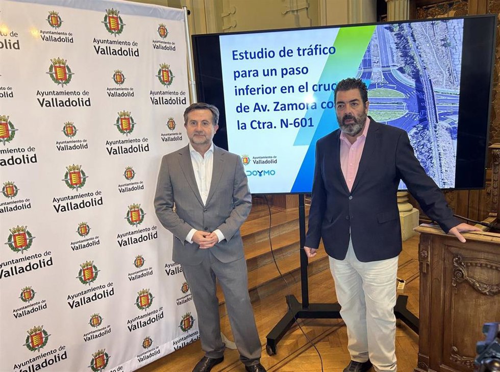 El concejal de Tráfico y Movilidad del Ayuntamiento de Valladolid, Alberto Gutiérrez (dcha), junto al representante de la empresa Doymo, Manuel Pineda.
