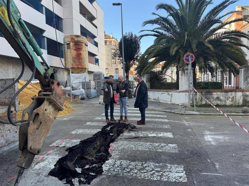 La rotura de una tubería en la calle Raimundo Revilla de Laredo provoca cortes en el suministro en varias zonas