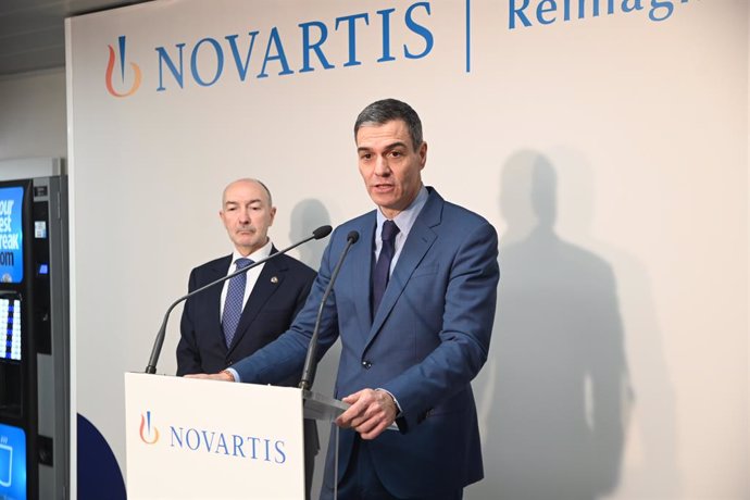 El presidente del Gobierno, Pedro Sánchez, interviene durante una visita la planta de Novartis, a 4 de febrero de 2025, en La Almunia de Doña Godina, Zaragoza, Aragón (España). La planta de Novartis está especializada en la producción de radiofármacos uti