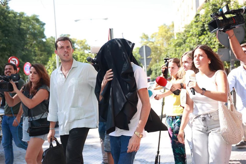 Archivo - El denunciado y supuesto agresor (c) que ha cambiado de sexo para tratar de eludir un juicio por violencia machista, a la salida del juzgado tras declarar